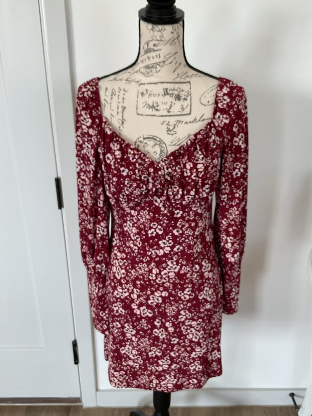 NWT  Floral Scoop-Neck Mini Dress in Burgundy. SIZE m